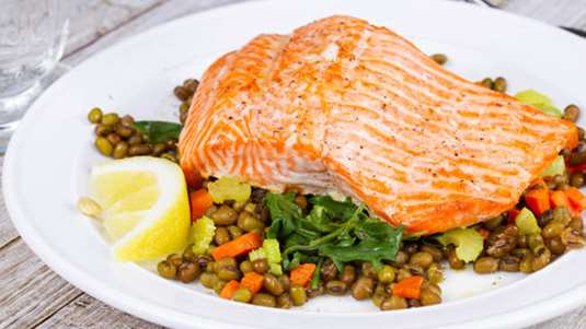 Σολομός με φακές στο φούρνο