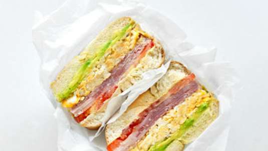 Bagel με αβγά scrambled