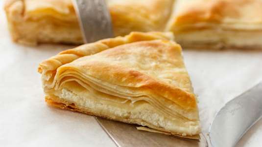 Τυρόπιτα με διάφορα τυριά και γιαούρτι