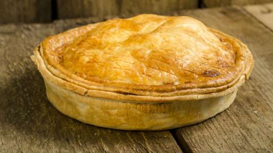 Τυρόπιτα με κρεμμύδια και φασκόμηλο