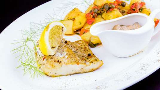 Μπακαλιάρος παστός με πατάτες, κρεμμύδια, μπαχαρικά και δεντρολίβανο στο φούρνο