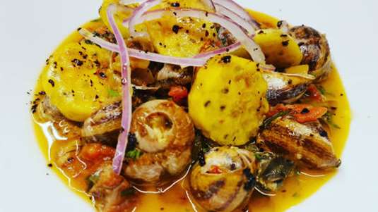 Σαλιγκάρια με σύγλινο και φραγκόσυκα πλακί (της σεφ Σταυριανής Ζερβακάκου)