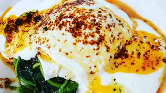 Τσιγαριαστά χόρτα με ξυνόγαλο και αβγό φρύδι (της σεφ Σταυριανής Ζερβακάκου)