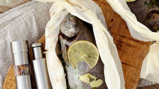 Πέστροφες στο χαρτί με φρέσκα βότανα και κολοκυθάκια