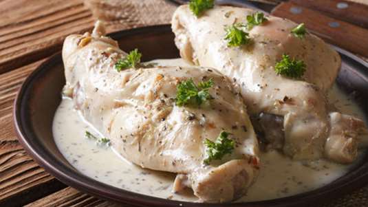 Κουνέλι με πάπρικα και ξινή κρέμα