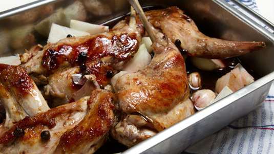 Κουνέλι με σκόρδο στον φούρνο