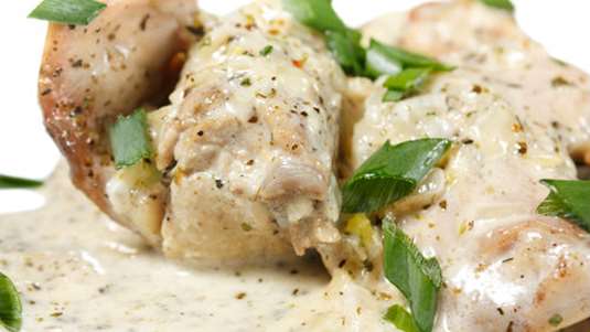 Κουνέλι με μουστάρδα, κατίκι και φρέσκα αρωματικά 