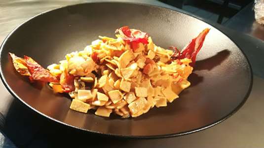 Μαγγίρι με φιλετάκια κοτόπουλου, φρέσκια ντομάτα και λουΐζα (του σεφ Έξαρχου Δελήμπαση)