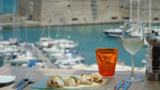 Φύλλα κρεμμυδιού γεμισμένα με κιμά και γιαούρτι με συνοδεία από σάλτσα αγκινάρας (του σεφ Έξαρχου Δελήμπαση)