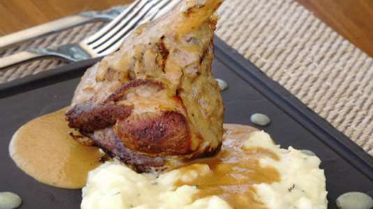 Αρνίσια κότσια σιγομαγειρεμένα με πορτοκάλι και πουρέ πατάτα αρωματισμένα με φρέσκο θυμάρι (του σεφ Έξαρχου Δελήμπαση)