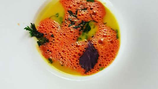 Σπιτικό “ραφιόλι”, γεμιστό με κρητικό σύγκλινο, σε νερό ντομάτας και λαχανικά (του σεφ Βαγγέλη Φρονιμάκη)