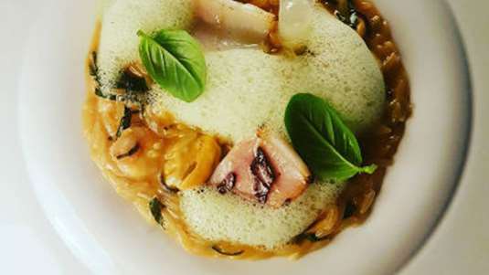 Κριθαρότο θαλασσινών με αφρό μυρωδικών αρωματισμένο με γλυκολέμονο (του σεφ Βαγγέλη Φρονιμάκη)