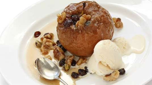 Μήλα γεμιστά με καρύδια, σταφίδες, πορτοκάλι και ρούμι στο φούρνο 