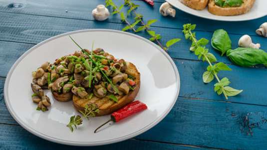 Μανιτάρια με κύμινο σε φρυγανισμένο ψωμί 