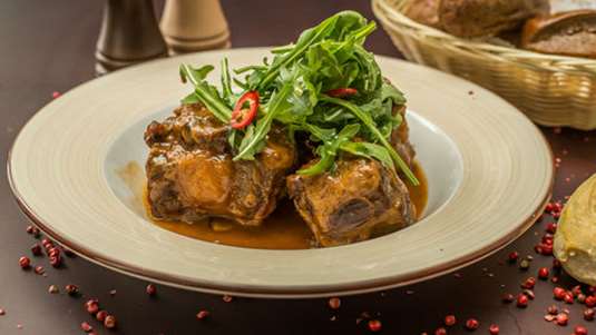 Ουρά μοσχαρίσια με λαχανικά στην κατσαρόλα