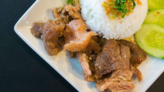 Μοσχάρι στήθος βραστό με πιλάφι στον ζωμό του