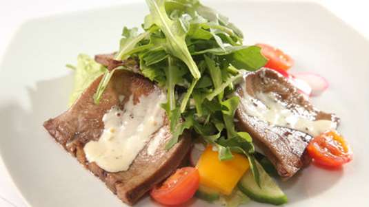 Γλώσσα μοσχαρίσια με πικάντικη σάλτσα old fashion