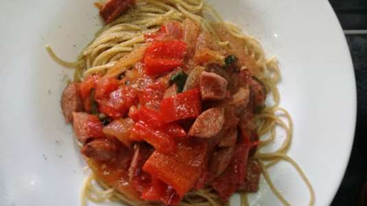 Ζυμαρικά ολικής αλέσεως με πιπεριές και λουκάνικα