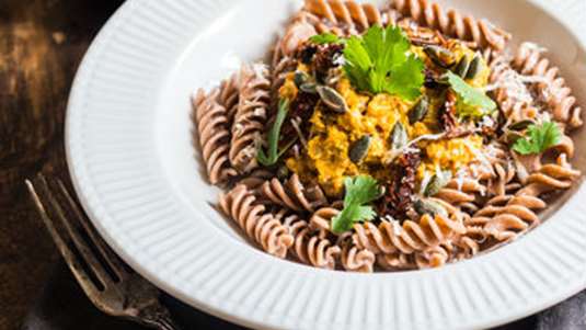 Ζυμαρικά ολικής αλέσεως με κόκκινη κολοκύθα και μανιτάρια