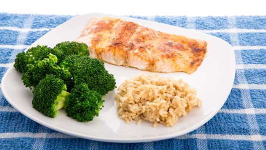 Καστανό ρύζι με σολομό και μπαχαρικά 