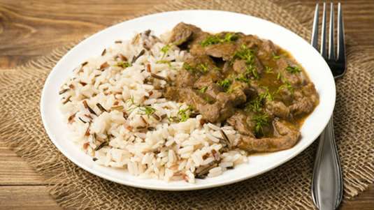 Καστανό ρύζι με μοσχάρι, μπίρα και σάλτσα μουστάρδα