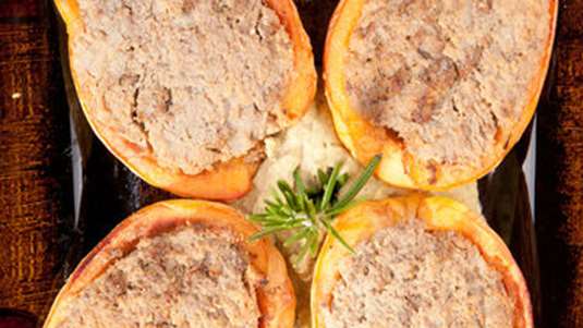 Κυδώνια γεμιστά με κιμά και κουκουνάρια