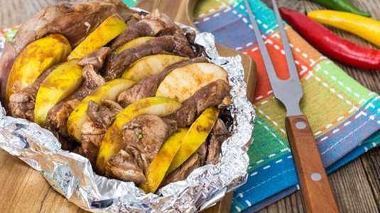 Αρνίσιο μπούτι με κυδώνια στο φούρνο 