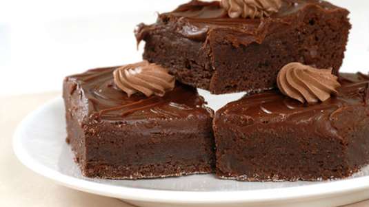 Μπράουνις με γκανάς από σοκολάτα και κόκκινο κρασί 