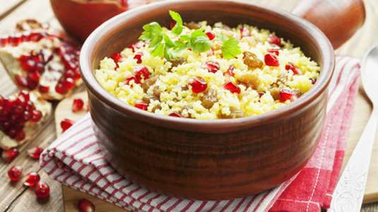 Πλιγούρι με συκωτάκια, σταφίδες, κουκουνάρι και πορτοκάλι