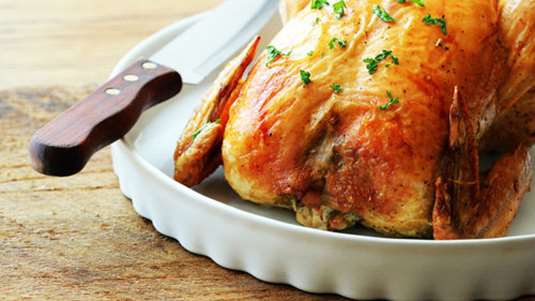 Κόκορας στον φούρνο σε φύλλα λεμονιάς, με κάστανα, δαμάσκηνα και αμύγδαλα