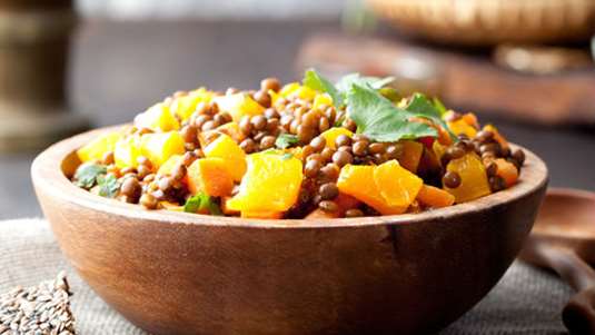 Ζεστή σαλάτα με φακή, κολοκύθα, μήλα και βινεγκρέτ μπαχαρικών