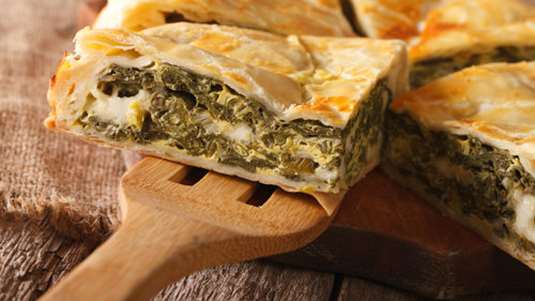 “Μπακλαβάς” με μανιτάρια, καραμελωμένα κρεμμύδια, μπλε τυρί και φουντούκια