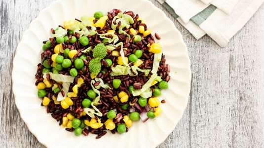 Άγριο ρύζι με καλαμπόκι, πιπεριές και βασιλικό