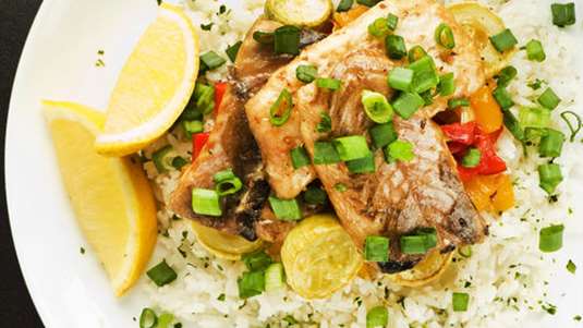 Ψάρια με φρέσκα κρεμμυδάκια και αρωματικά χόρτα