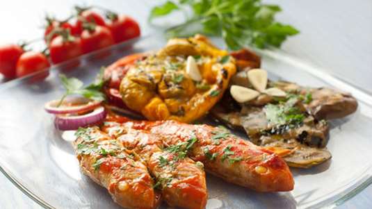 Μπαρμπούνια με ντοματάκια και αντσούγιες στον φούρνο