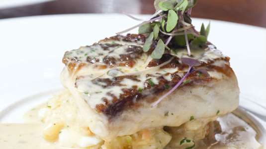 Ψάρι κρασάτο με πράσα, φινόκιο και μουστάρδα 