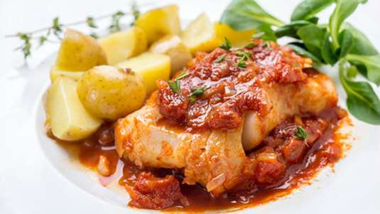 Παστός μπακαλιάρος με κουνουπίδι και σάλτσα ντομάτα