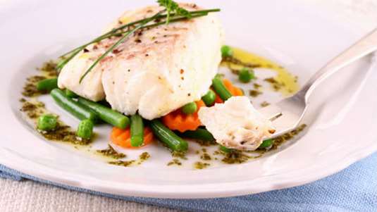 Ψάρι αχνιστό σε αρωματικά βότανα