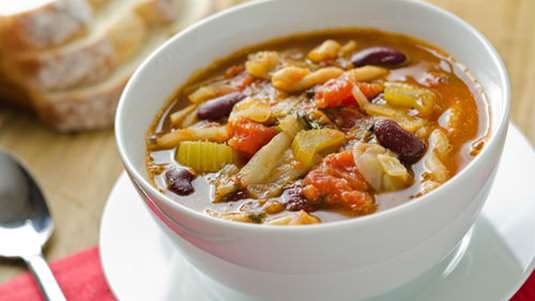 Σούπα με φασόλια και λάχανο