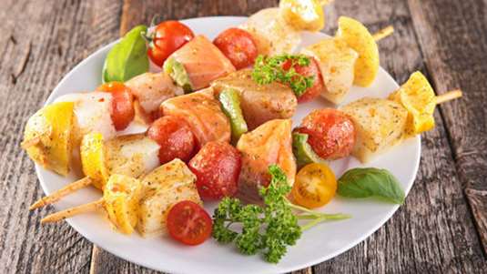 Τρίχρωμα σουβλάκια ψαριού