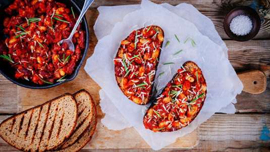 Μπρουσκέτες με φασόλια, ντομάτες και δεντρολίβανο