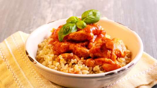 Κοτόπουλο κοκκινιστό με πλιγούρι