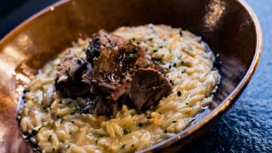 Κριθαρότο με αρνί γιουβέτσι (του Alsi Sinanaji)