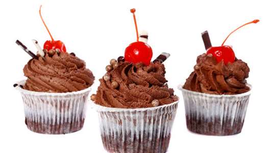 Μίνι σοκολατένια γλυκά με ganache και γλυκό του κουταλιού κεράσι