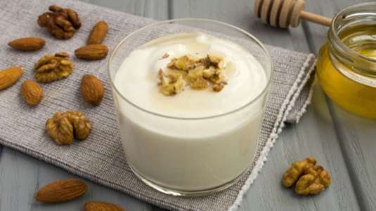 Ζελέ γιαούρτι με μέλι και καρύδια