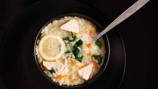 Κριθαράκι με σπανάκι και χαλούμι