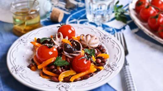 Μπαρμπουνοφάσουλα με καλαμαράκια