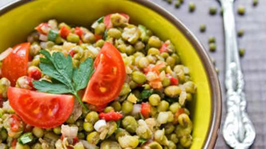 Φασόλια mung σε ζεστή σαλάτα με μπαχαρικά και λαχανικά