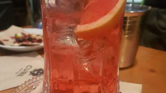 Long drink cocktail με μαστίχα (Cube)