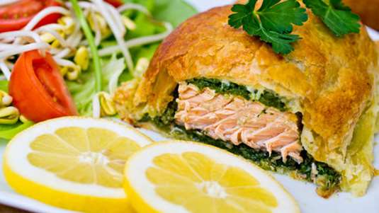 Σφολιάτα με σολομό και σπανάκι 